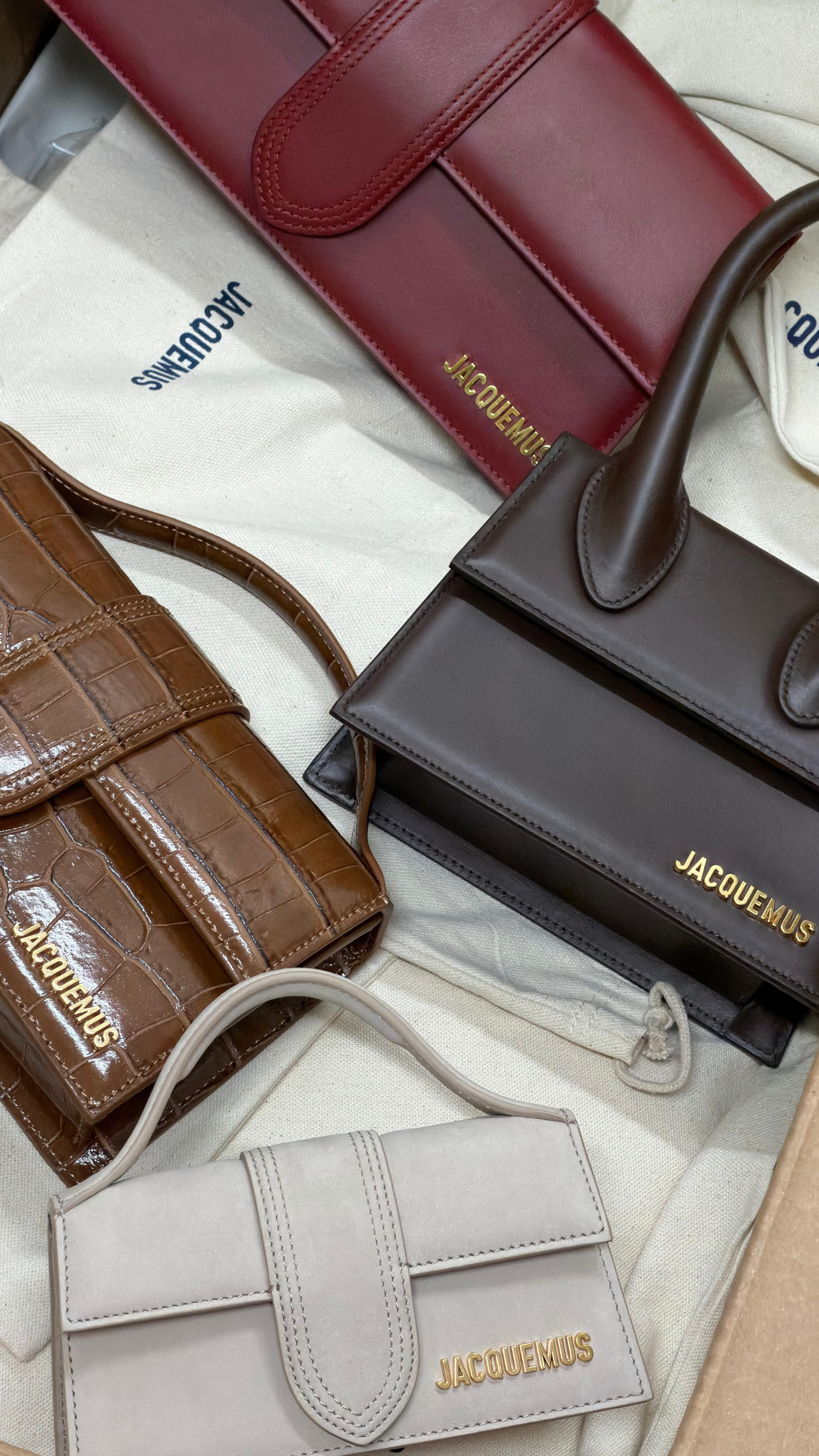 Selezione di borse Jacquemus nei toni bordeaux, marrone e avorio