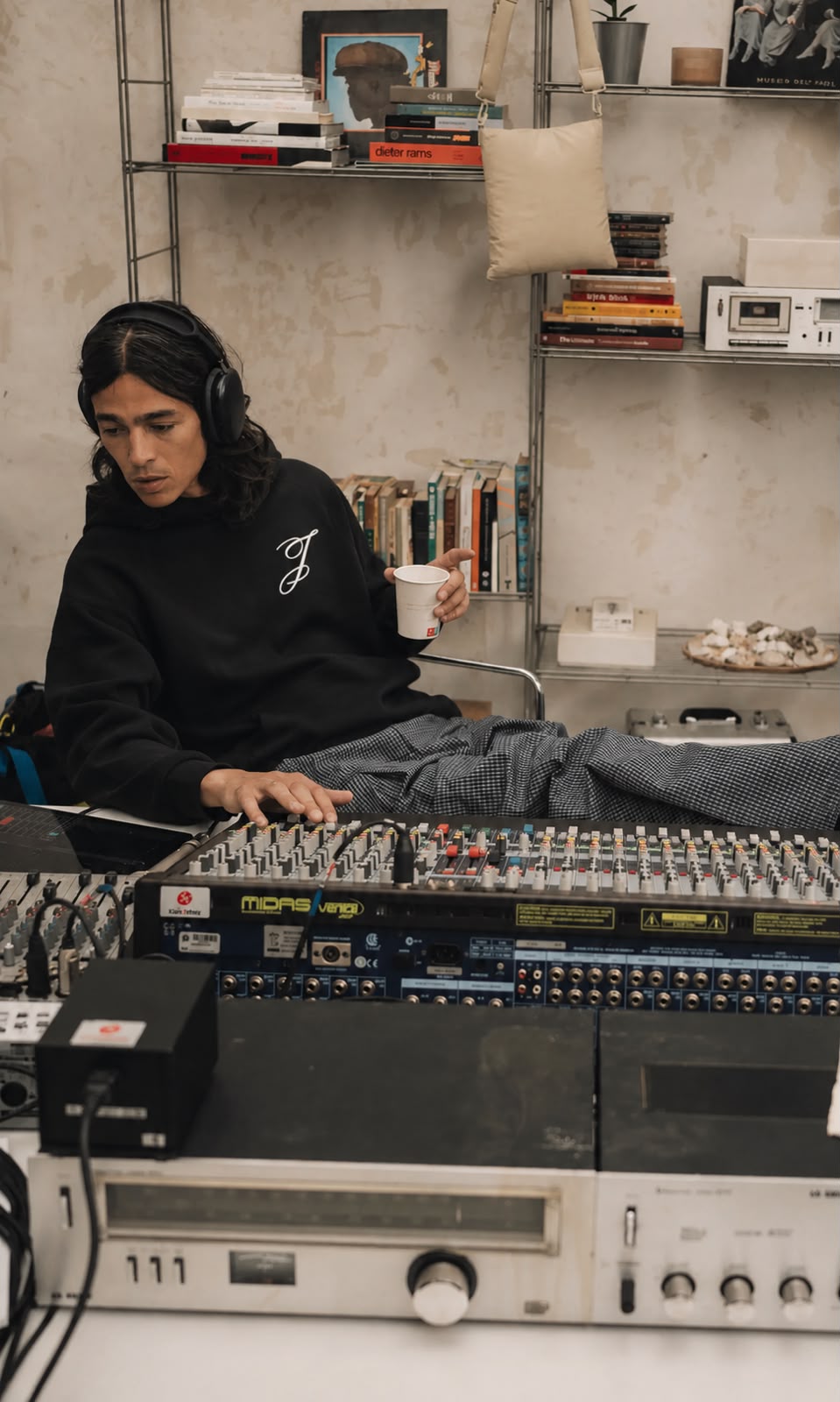 Felpa nera Jacquemus indossata in uno studio musicale