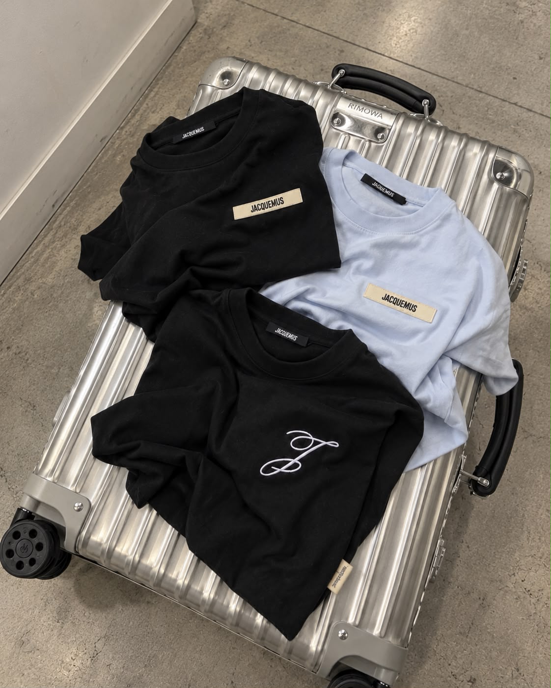 T-shirt e felpa Jacquemus in nero e azzurro